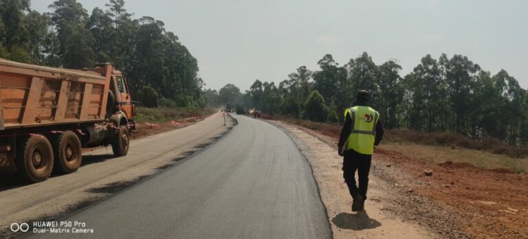 Aménagements routiers en cours dans la ville de Bamenda : le MINTP et les experts de la Banque mondiale évaluent les avancées