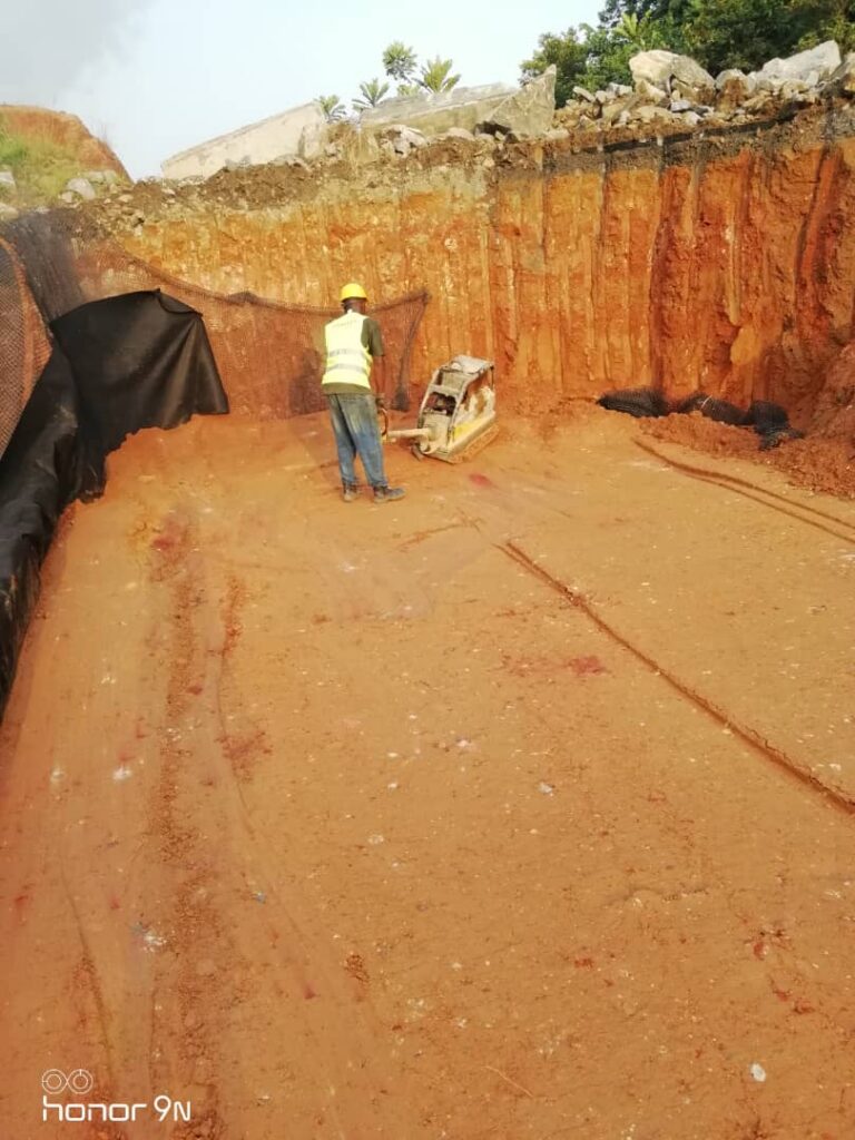 Boucle de la Lékié : Ararab Contractors effectue des réparations sur les fossés du PK 7+500