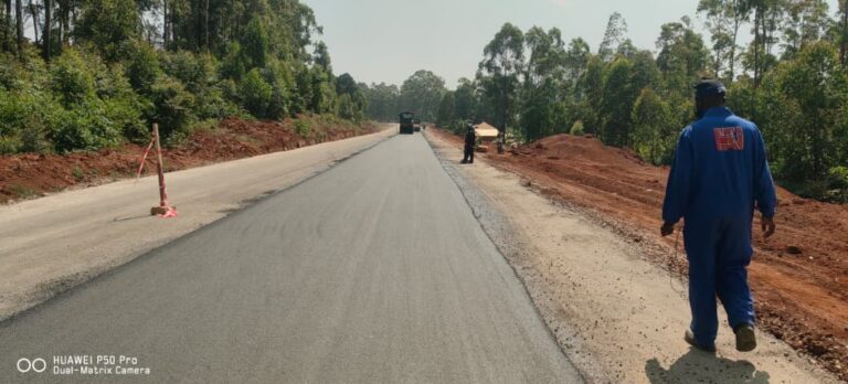 Ndu–Nkambe : MAG poursuit la mise en œuvre du béton bitumineux sur la couche de roulement