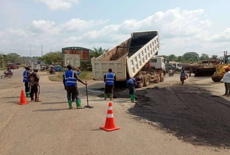 Entretien confortatif de la route Edéa–Kribi : l’entreprise poursuit le maintien de la circulation