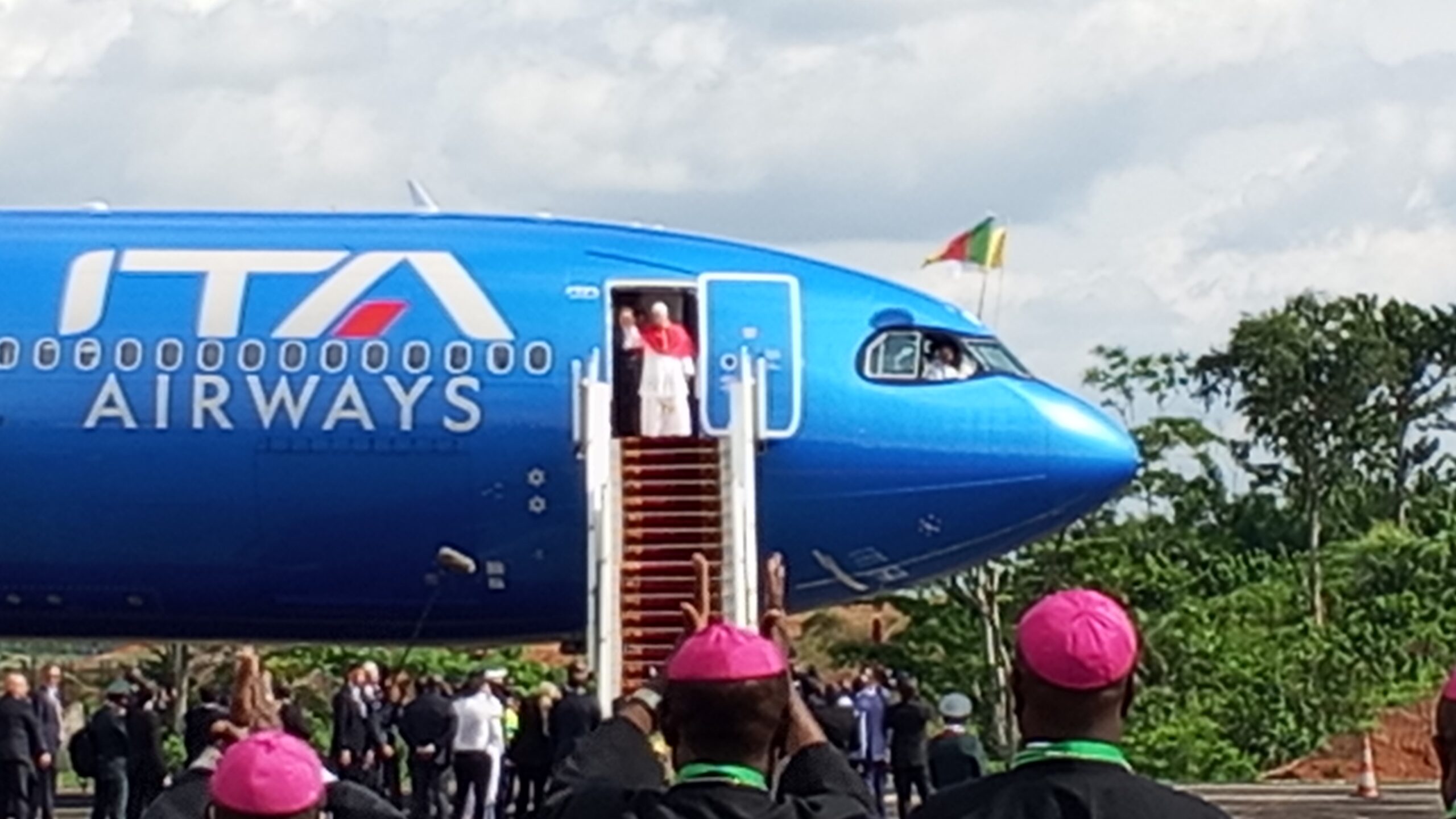 Pape Léon XIV au Cameroun : Une arrivée solennelle à Yaoundé sous le signe de la ferveur